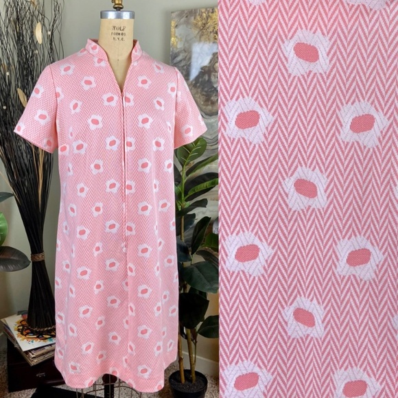 VINTAGE House Dress House Coat 60s Mod Sherbet Peachy Pink Floral Pattern Midi - Picture 1 of 6